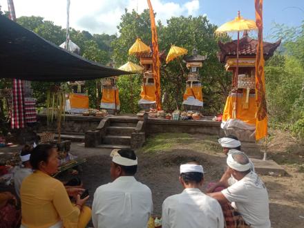 Kegiatan upacara Piodalan di pura Subak Abian Taman Amerta Sari desa pangkungparuk